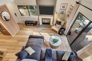 TV connectée, cheminée, livres