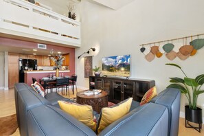 Appart'hôtel, plusieurs lits, balcon (408 Mason Court #228) | Coin séjour | Télévision à écran plat de 55 pouces avec chaînes numériques