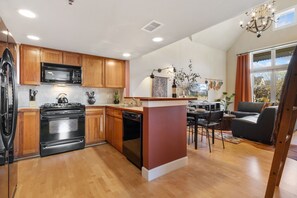 Appart'hôtel, plusieurs lits, balcon (408 Mason Court #228) | Cuisine privée | Réfrigérateur, micro-ondes, four, plaque de cuisson