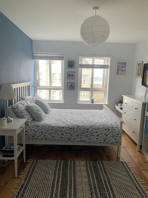 4 bedrooms, iron/ironing board, WiFi, bed sheets - Fabulous 4 bedroom townhouse on West Strand beach 15 min walk to Royal Portrush  (Portrush)