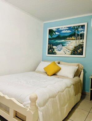1 dormitorio, tabla de planchar con plancha, wifi y ropa de cama