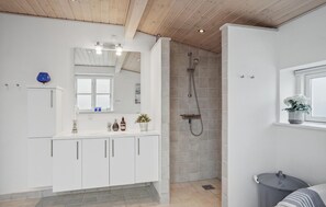 Shower, hair dryer - Awesome home in Hirtshals with sauna (Hirtshals)