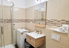 Shower, hair dryer, towels - Mirvana Apartments Allure Studio (Timisoara)