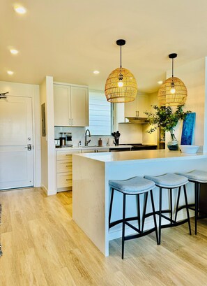 Microwave, oven, stovetop, dishwasher - Newly remodeled and well equipped higher up unit 1007 at a great price! (Honolulu)