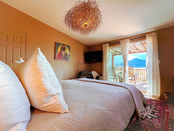 3 bedrooms, desk, iron/ironing board, travel cot