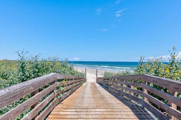 Chaises longues, serviettes de plage