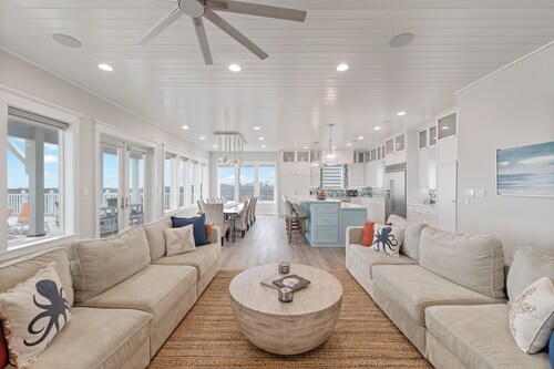 Spacious 6-bedroom house in charming Port Aransas, with ocean views and a pool