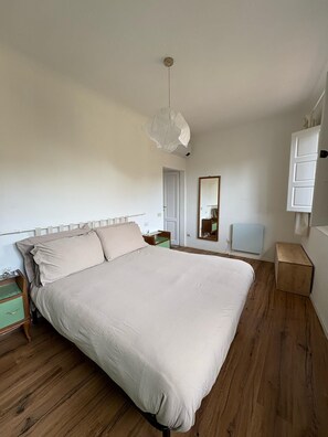 1 slaapkamer, een strijkplank/strijkijzer, wifi, beddengoed