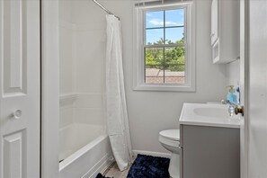 Hiustenkuivaaja, pyyhkeet, saippua, sampoo