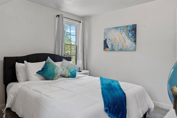 2 makuuhuonetta, työpöytä, silitysrauta/-lauta, ilmainen Wi-Fi