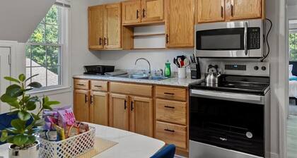 Newly Renovated Cozy 2-bedroom1-bath with a Luxurious Massage Chair