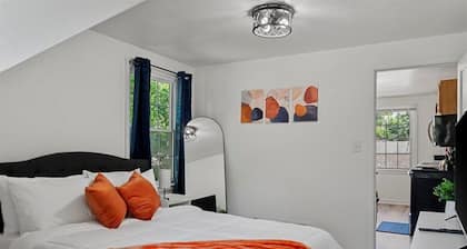 Newly Renovated Cozy 2-bedroom1-bath with a Luxurious Massage Chair