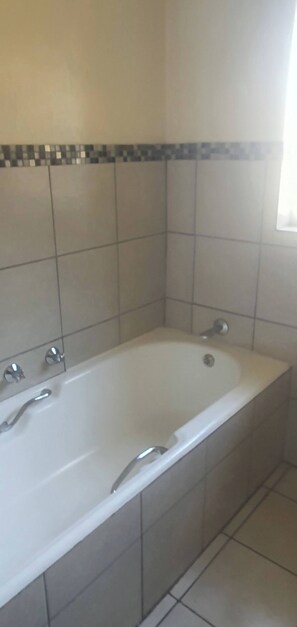 ヘアドライヤー、タオル、石鹸、トイレットペーパー