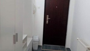 مجففات شعر، مناشف، صابون، ورق حمّام
