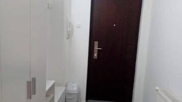 Asciugacapelli, asciugamani, sapone, carta igienica