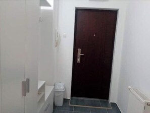 Haartrockner, Handtücher, Seife, Toilettenpapier