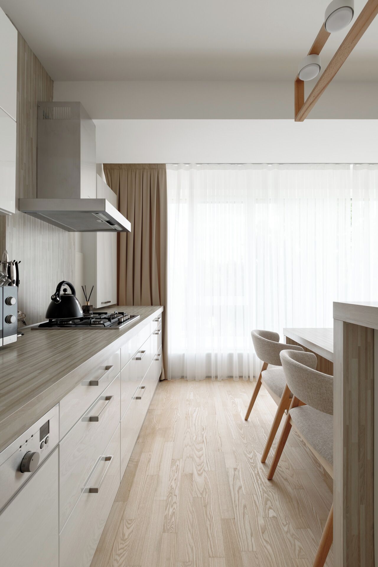 Jääkaappi, mikroaaltouuni, liesi, astianpesukone