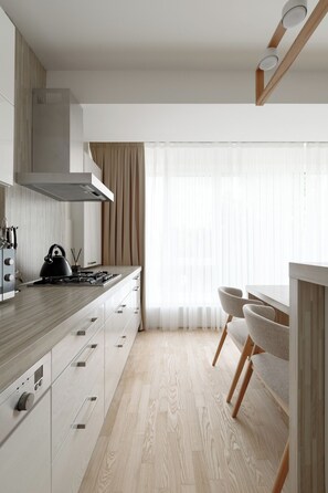 ثلاجة، ميكروويف، موقد طهي مسطح، غسالة أطباق