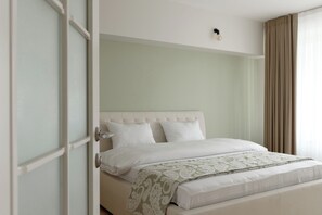 3 عدّة غرف نوم ومكواة/لوح كي وواي فاي وملاءات أسرّة