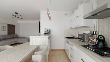 Refrigerador, microondas, placa de cocina, lavavajillas