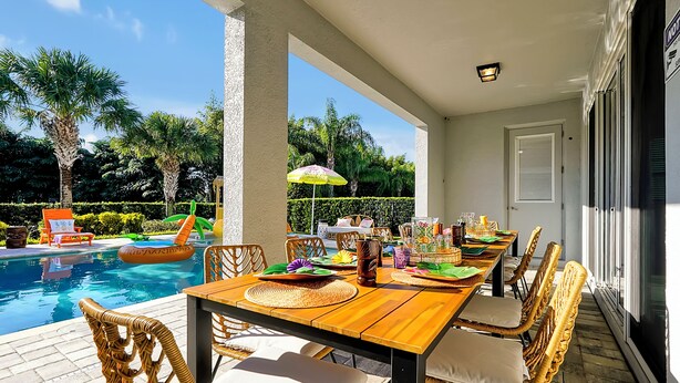 Outdoor dining - 5BD Moana Theme- Pool Theater- Sleeps 12 - Near Disney - Heated Pool + Hot Tub
 (Kissimmee)