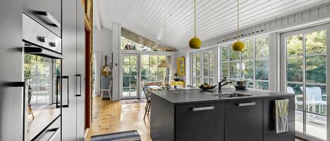 Réfrigérateur, lave-vaisselle, cafetière/bouilloire