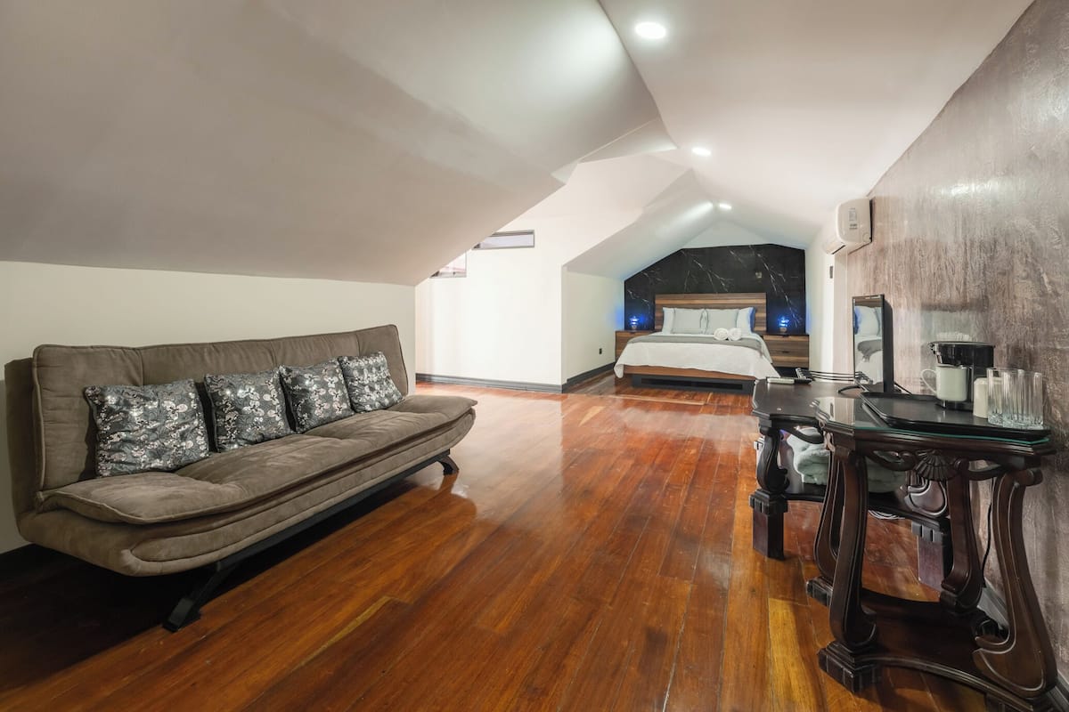 Two Bedroom Second Floor Suite | Een kluis op de kamer, gratis wifi
