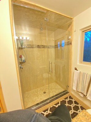 Hair dryer, towels, soap, toilet paper - Close to Lake, High Ceilings, Huge Balcony. 2200SF

 (Big Bear Lake)