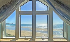 A room with a large bay window overlooking a beach. - Private Cliff top Retreat by Perranuthnoe Beach (Penzance)