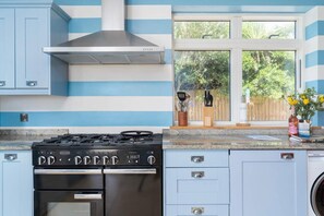 Ferienhaus | Eigene Küche | Kühlschrank, Mikrowelle, Ofen, Herdplatte