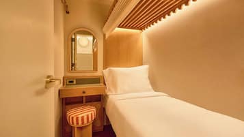 Premium Sleeper Cabin | Desk, free WiFi, bed sheets
