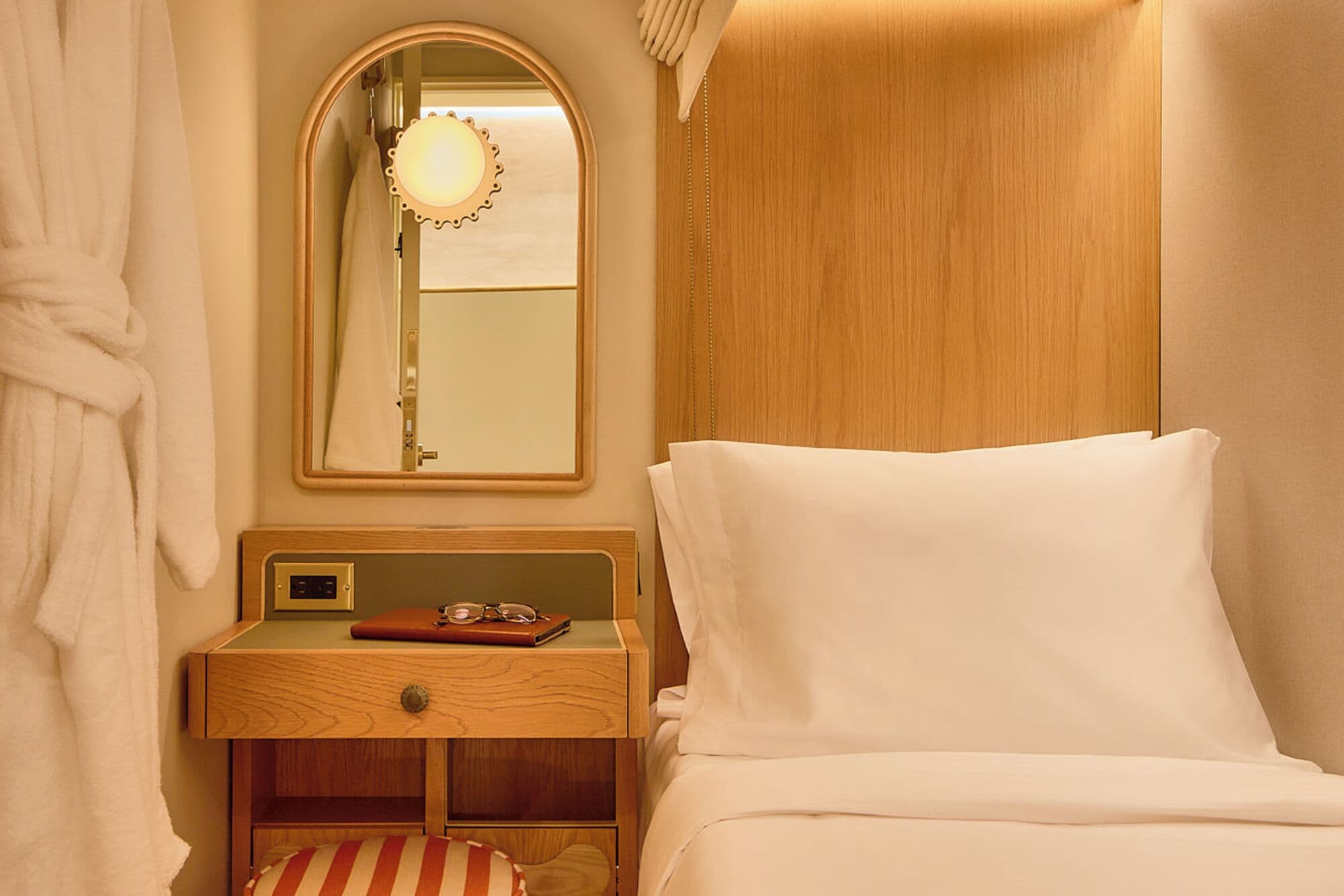 Premium Sleeper Cabin | Desk, free WiFi, bed sheets