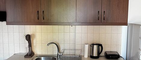 Refrigerador, horno, cafetera y tetera y tetera eléctrica