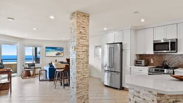 Refrigerador, microondas, horno, placa de cocina