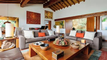 Casa Deluxe, vista al lago | Área de sala de estar | Televisión de pantalla plana de 50 pulgadas con canales por cable