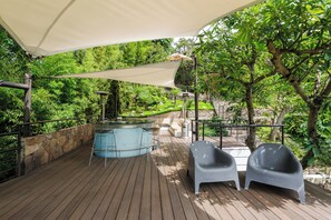 Deluxe House, Lake View | Living area