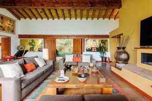 Deluxe House, Lake View | Living room