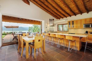 Deluxe House, Lake View | Private kitchen | Full-sized fridge, microwave, oven, stovetop - Cumbre Serena (Valle de Bravo)