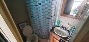 Séchoir à cheveux, serviettes fournies, savon, shampooing