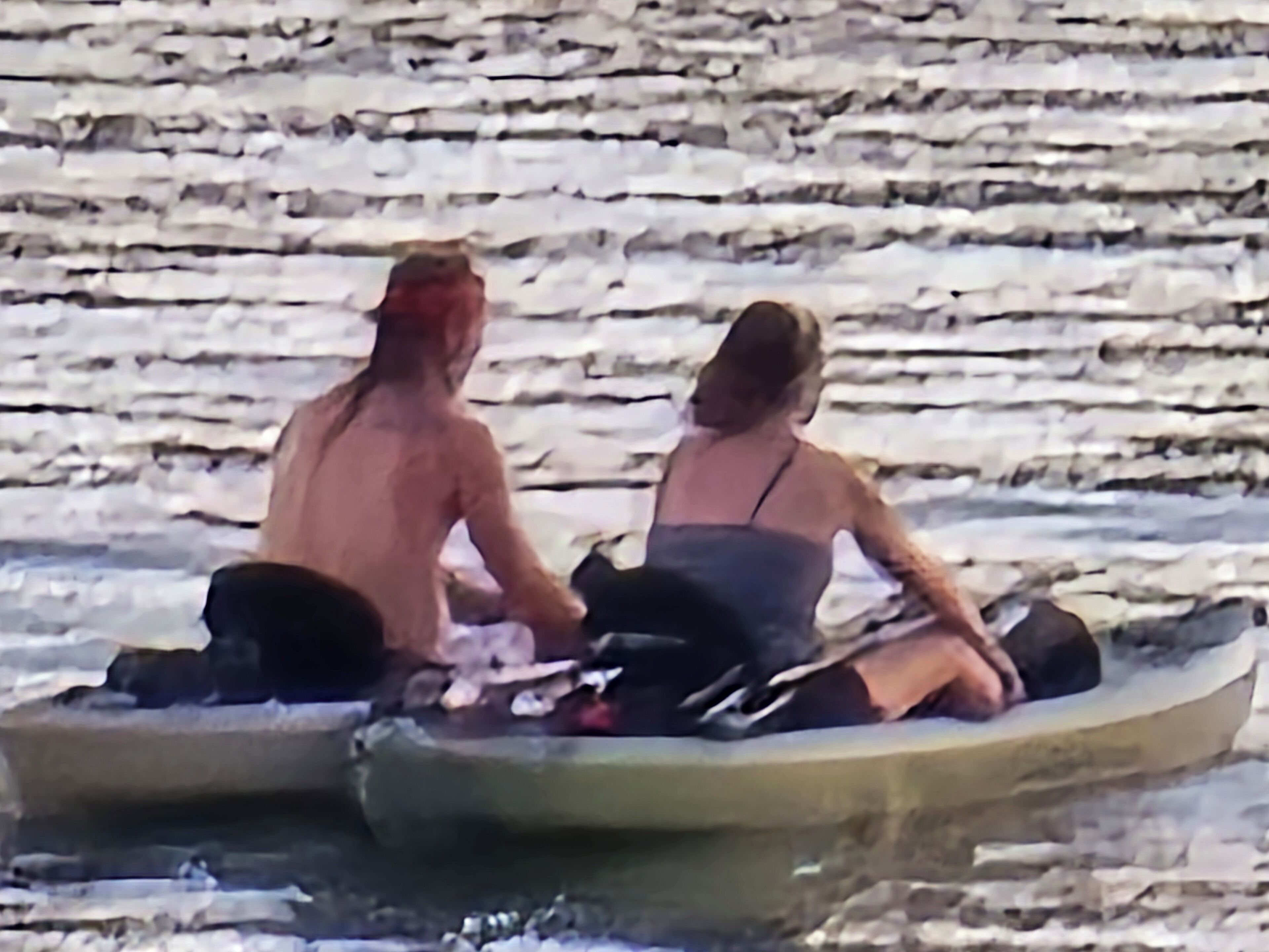 Twee personen in een kano op een rivier.