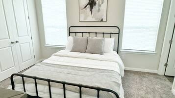 2 slaapkamers, een strijkplank/strijkijzer, gratis wifi, beddengoed