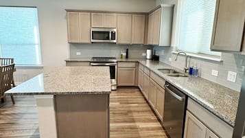 Een koelkast, een microgolfoven, een oven, een kookplaat