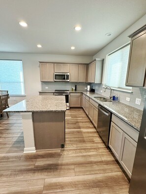 Fridge, microwave, oven, stovetop - Cozy New Braunfels “White Haus” Cottage (New Braunfels)