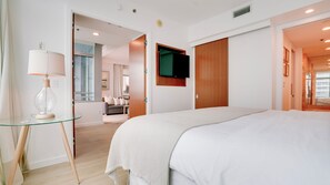 Signature Condo, Ocean View | 1 bilik tidur, peti besi dalam bilik, meja, ruang kerja komputer riba 