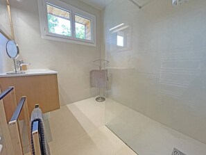 Regadera, secadora de cabello, toallas, papel de baño