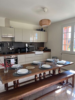 Køleskab, brødrister, højstol, køkkentøj/tallerkener/redskaber