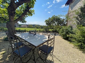 Outdoor dining - La croix du sol de Calès (CALES)