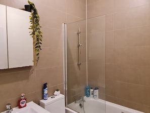 Sèche-cheveux, serviettes fournies, savon, shampoing