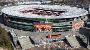 A stadium with a large central field and surrounding seating, surrounded by urban buildings. - Stylish studio- 15mins to Central London! (London)