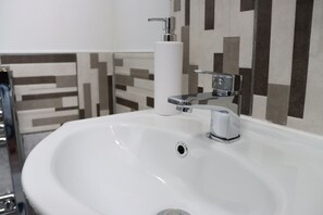 Sèche-cheveux, serviettes fournies, savon, shampoing